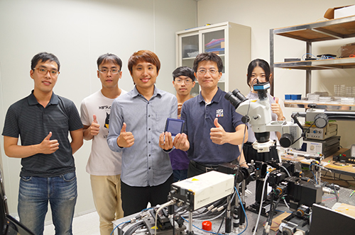 中央大學光電系陳彥宏主任右與鍾宏彬博士後研究員左持最新的量子光源晶片這項研究成果登上國際頂尖期刊Science